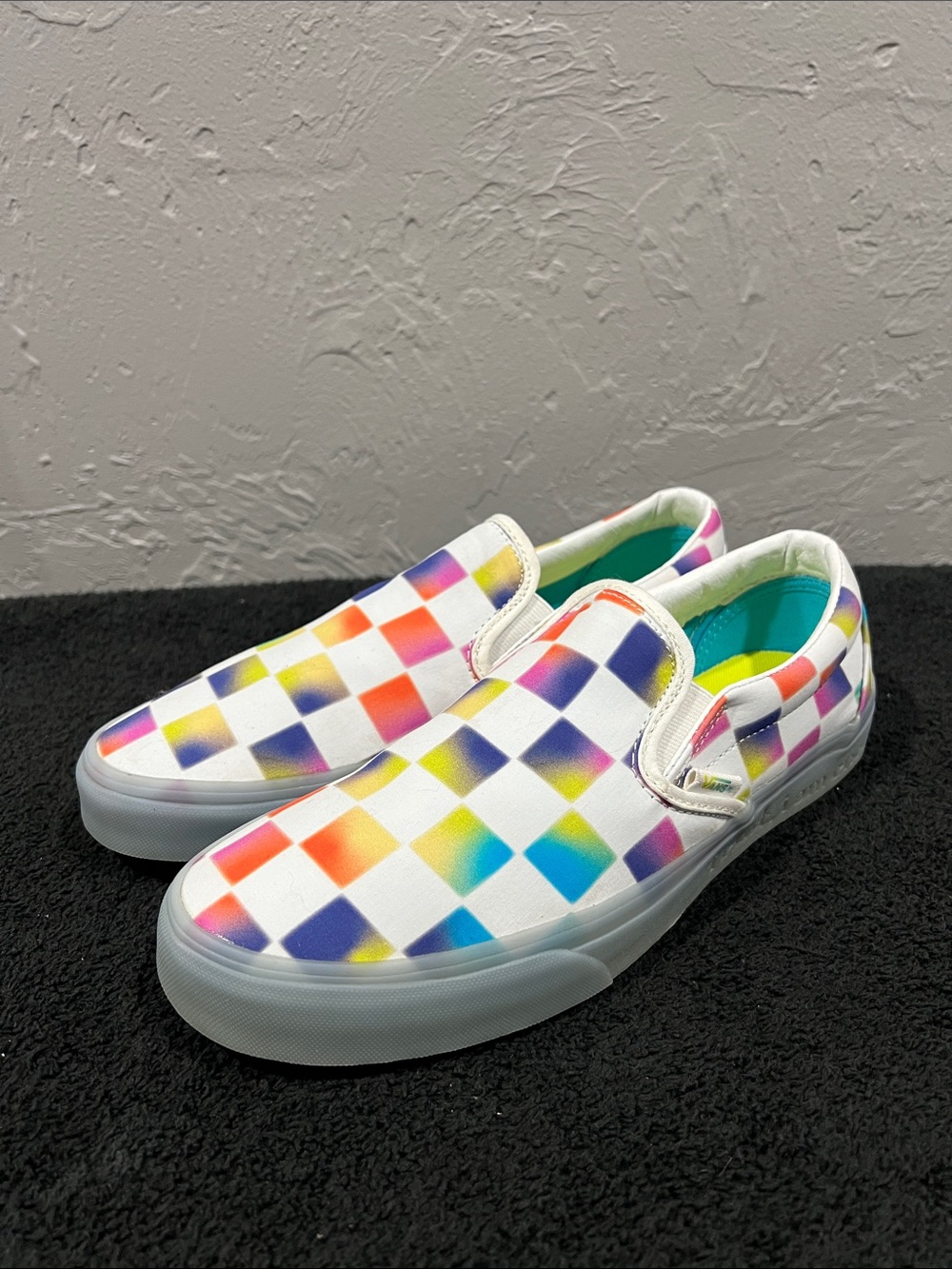 đ„đ„ VANS Cultivate Care Rainbow Checkered Canvas Gum Soles Slip-on Shoes Mens 8.5 - Picture 2 of 12